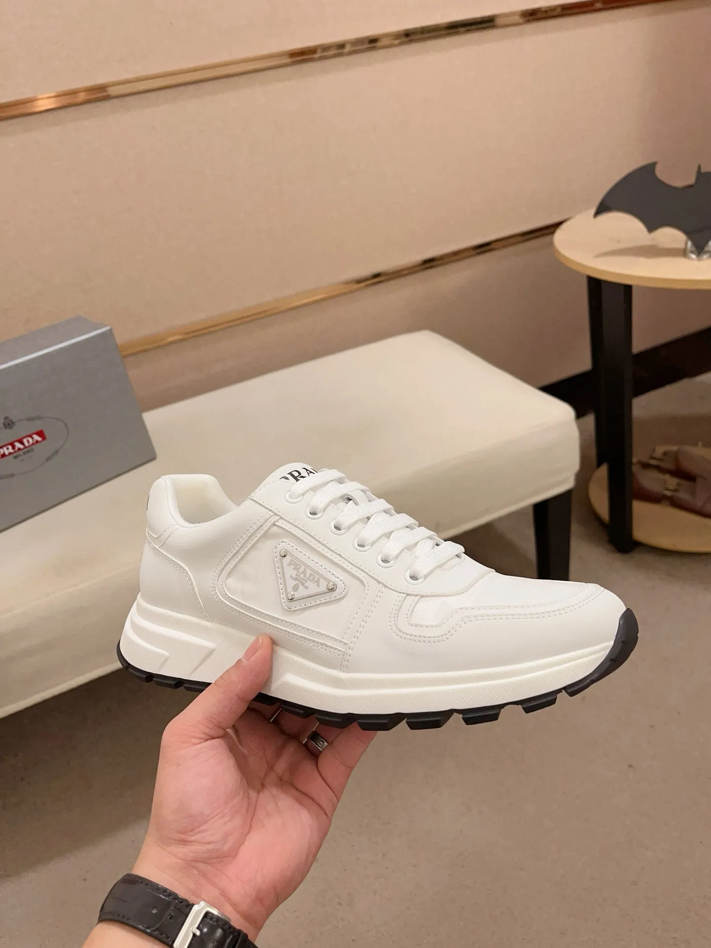 Men's shoes 💰 580 💰 (high version) new Prada (Prada) high-top counters are launched simultaneously, new men's shoes, 😘fabrics are selected from waterproof technical cloth. First layer cowhide lining. 👍🏿Original molded anti-slip rubber outsole, with exquisite lines, simple and elegant, comfortable and high-end for leisure travel. Number of yards: 38 to 44. (Can be customized for 45.46.)